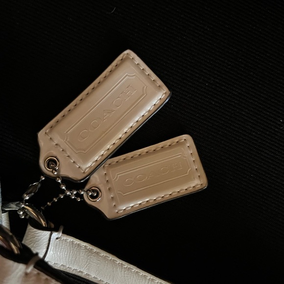 Coach, shoulder bag, fabric, and Patent leather - Picture 4 of 8